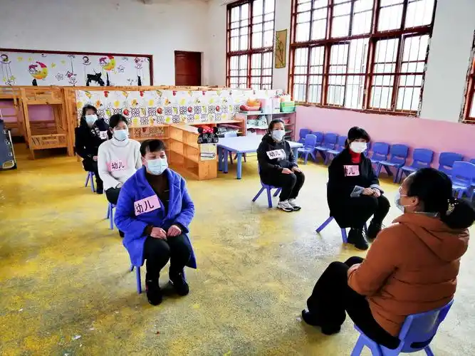 集体活动时,幼儿间间隔一米,采用秧田式坐法.