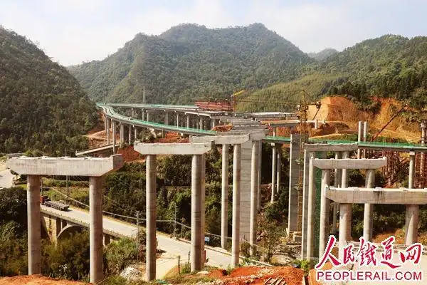 仁博高速公路九连山隧道顺利贯通