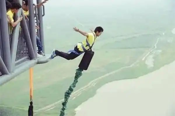 近日,俄罗斯一名19岁的小女孩,在蹦极过程出现意外事故,当场昏迷,近年