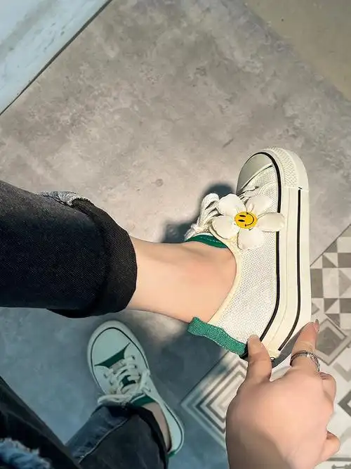 穿了一年舍不得扔掉的花花帆布鞋