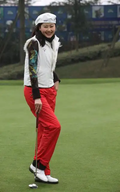 图文全明星高尔夫球总决赛首轮谢东娜果岭开怀