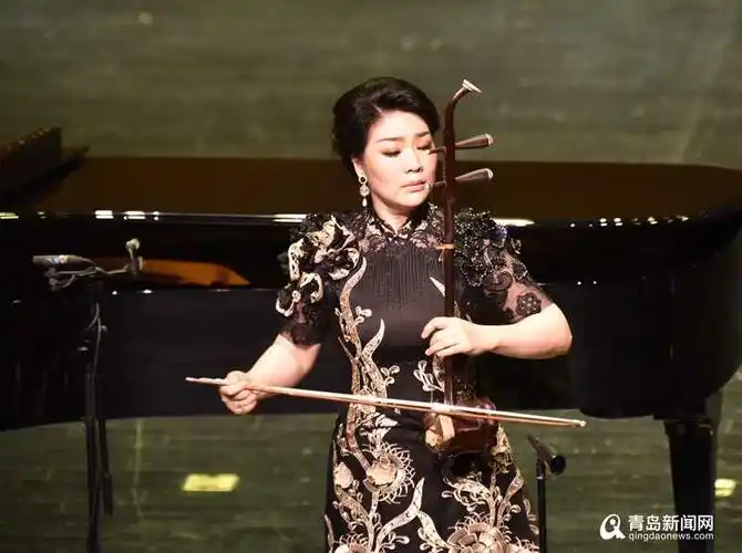 二胡演奏家宋飞 .