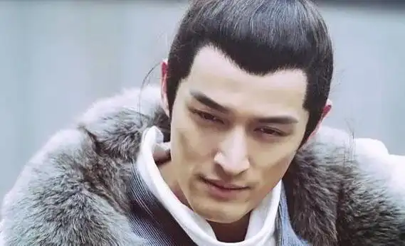 胡歌一旦换上西装,整个人立刻散发出难以抗拒的魅力,犹如梦中的白马