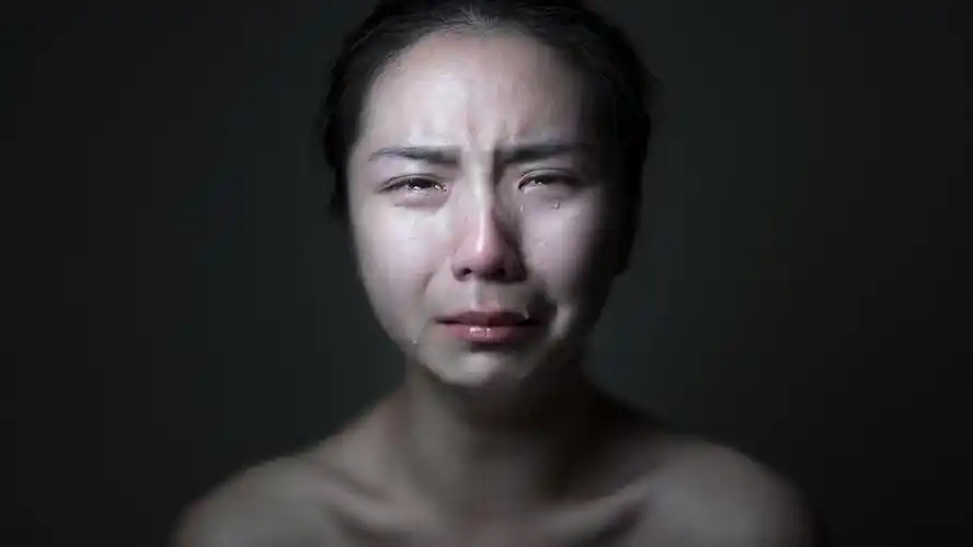 因为流产这群女生的名字叫「外围」,是有钱人的后花园.