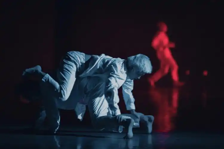 跳现代舞是给自己身体插上想象力的翅膀