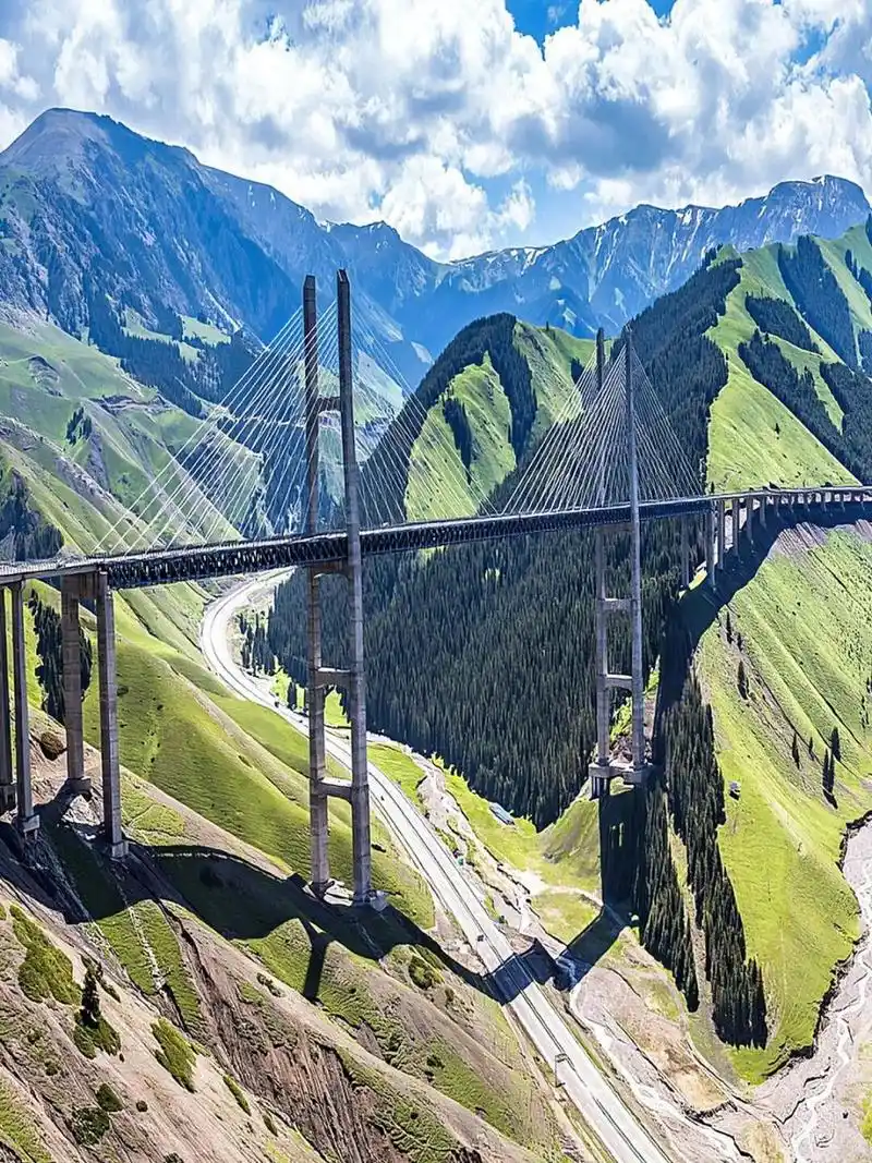 新疆伊犁果子沟大桥美景来了!