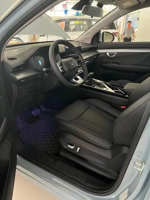 看过了外观,今天来看一下五菱星辰的内饰部分