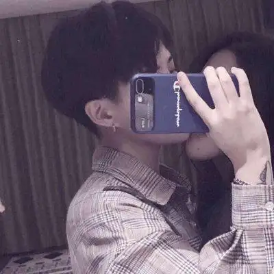 拿着手机的情头拿手机的情侣头像一对