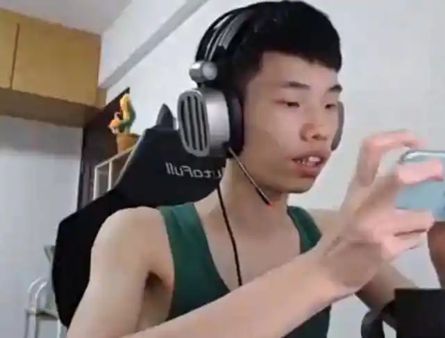 现在鲨鱼哟是在虎牙里面直播,因为人气很高,所以经常会有其他主播一