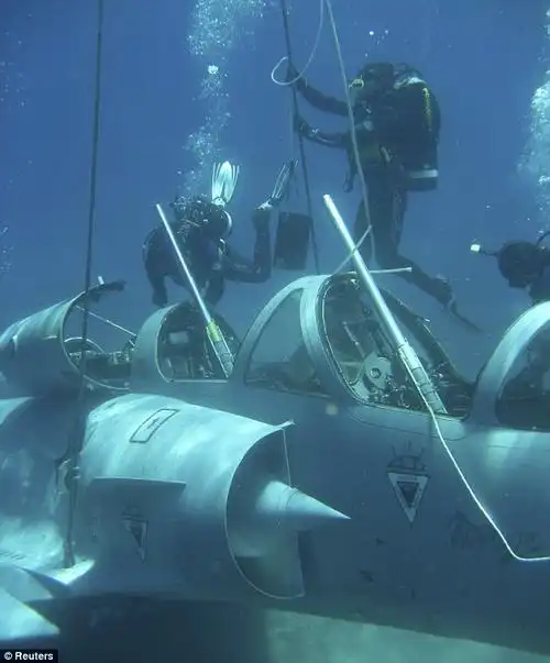 水下战斗机你见过吗爱琴海底有架漂亮的幻影2000战斗机