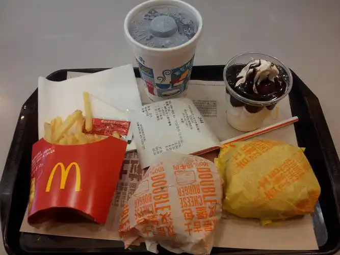 中国麦当劳吃出"鸡毛"?澳洲更牛,吃出的"东西"你绝对想不到