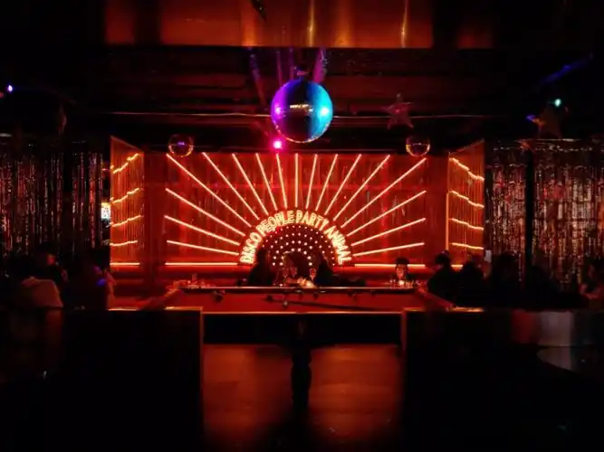 01三里屯迪斯科风酒吧backstage