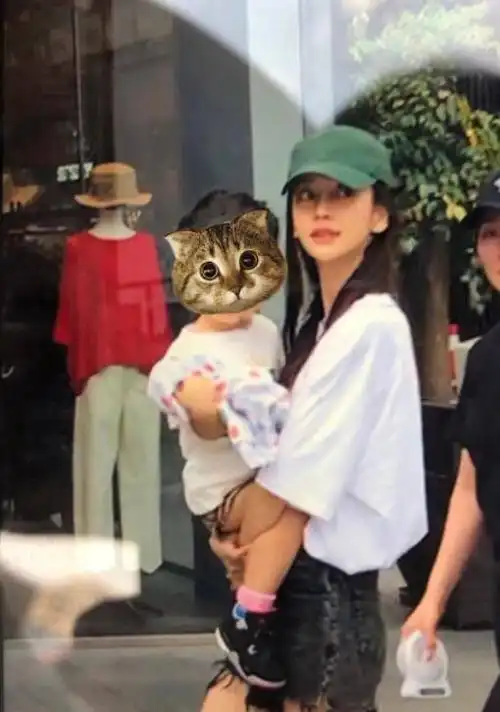 angelababy带小海绵逛街,画面温馨有爱