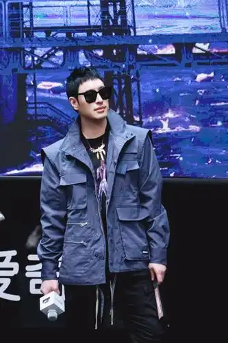 厂牌主理人潘玮柏亮相中国新说唱发布会身着ambush工装夹克