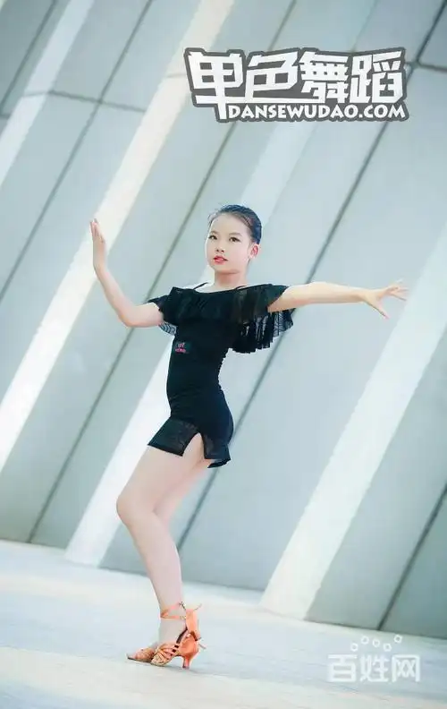单色舞蹈:学习拉丁舞正确的腰胯动作 拉丁舞培训