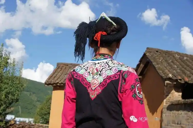 寻根红河县绚丽多彩的彝族服饰