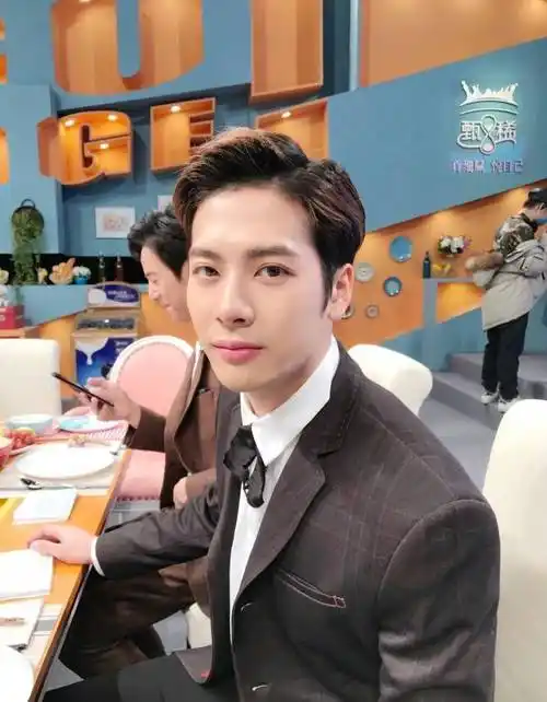 身高175cm却有一张180cm的脸_罗云熙_王嘉尔_五官