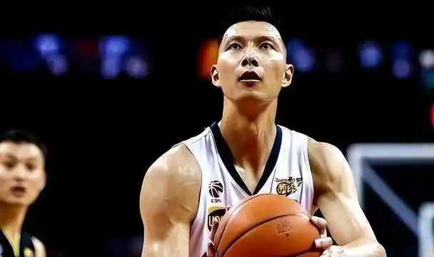 易建联娶巴西足球宝贝荆灵如今成人生赢家今妻儿都定居美国