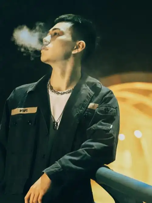 调色有王家卫那味了吗男生港风隧道写真