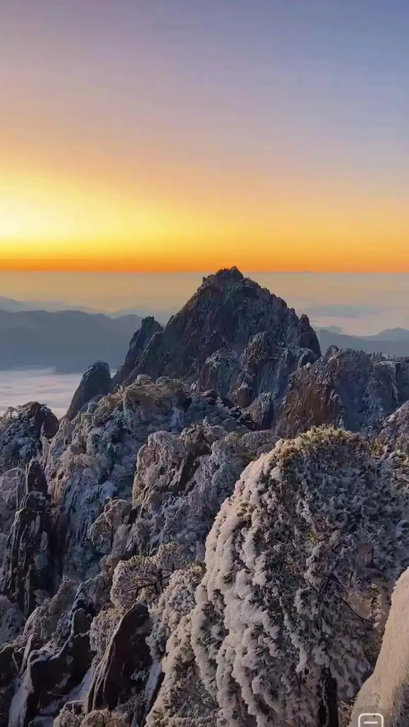 黄山光明顶雪后的日出.