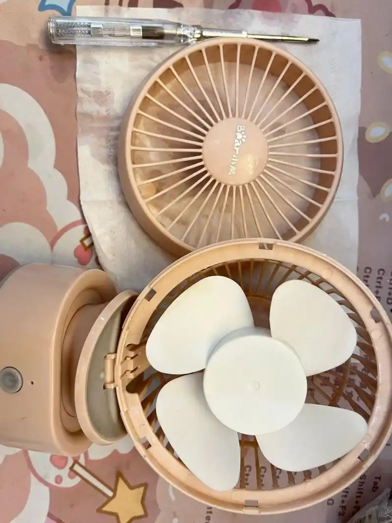 小熊usb桌面电风扇拆卸清理 今天太热了 把去年的小电风扇翻了出来