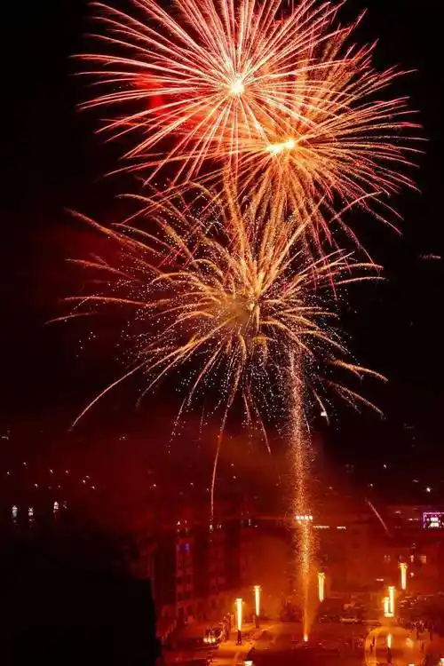 扎鲁特旗:烟花竞放庆元宵 欢声笑语度佳节_居民_灯谜_礼花