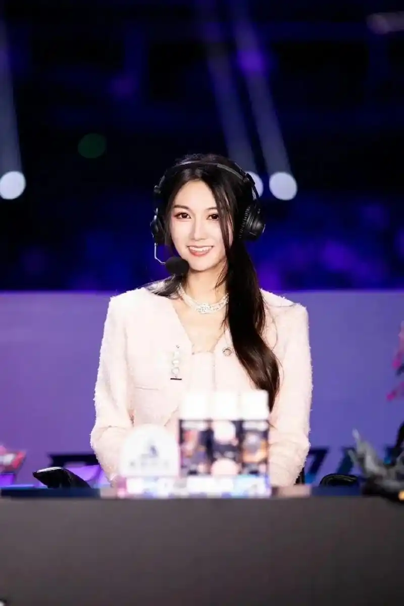 lpl女解说小苍保养的真好啊,完全看不出来都39岁了.