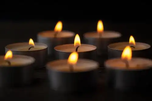 燃烧的蜡烛缅怀和祭奠静物照