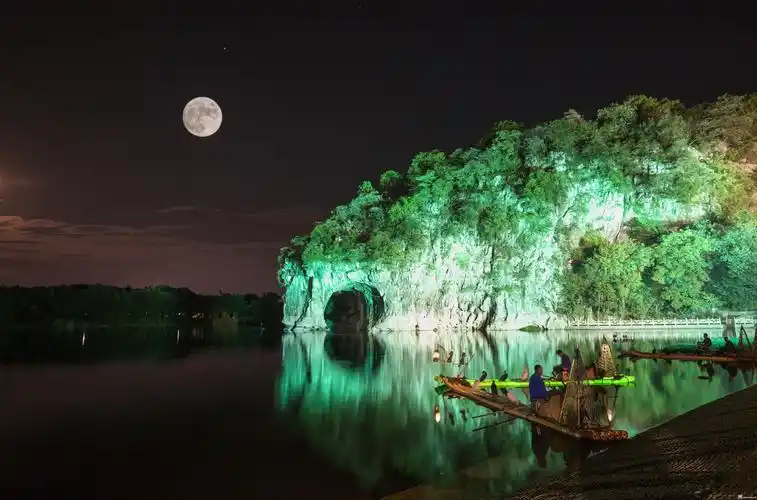 中秋夜象鼻山分外妖娆