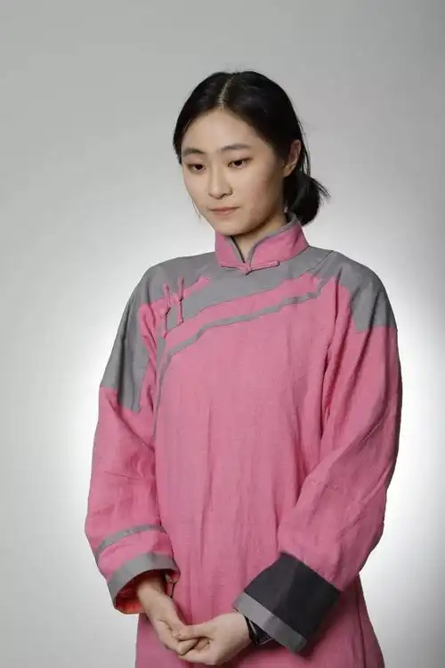 康六的女儿.被卖给庞太监为妻.康顺子——王嘉仪 饰男.五十岁.