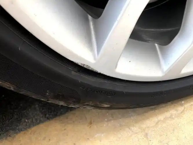 奥迪a4l昨天晚上开车天太黑没看清路大概六七十码过了一过了一个大坑