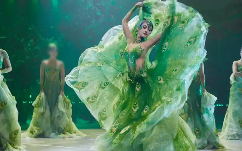 关晓彤孔雀舞,这造型真的惊艳住了