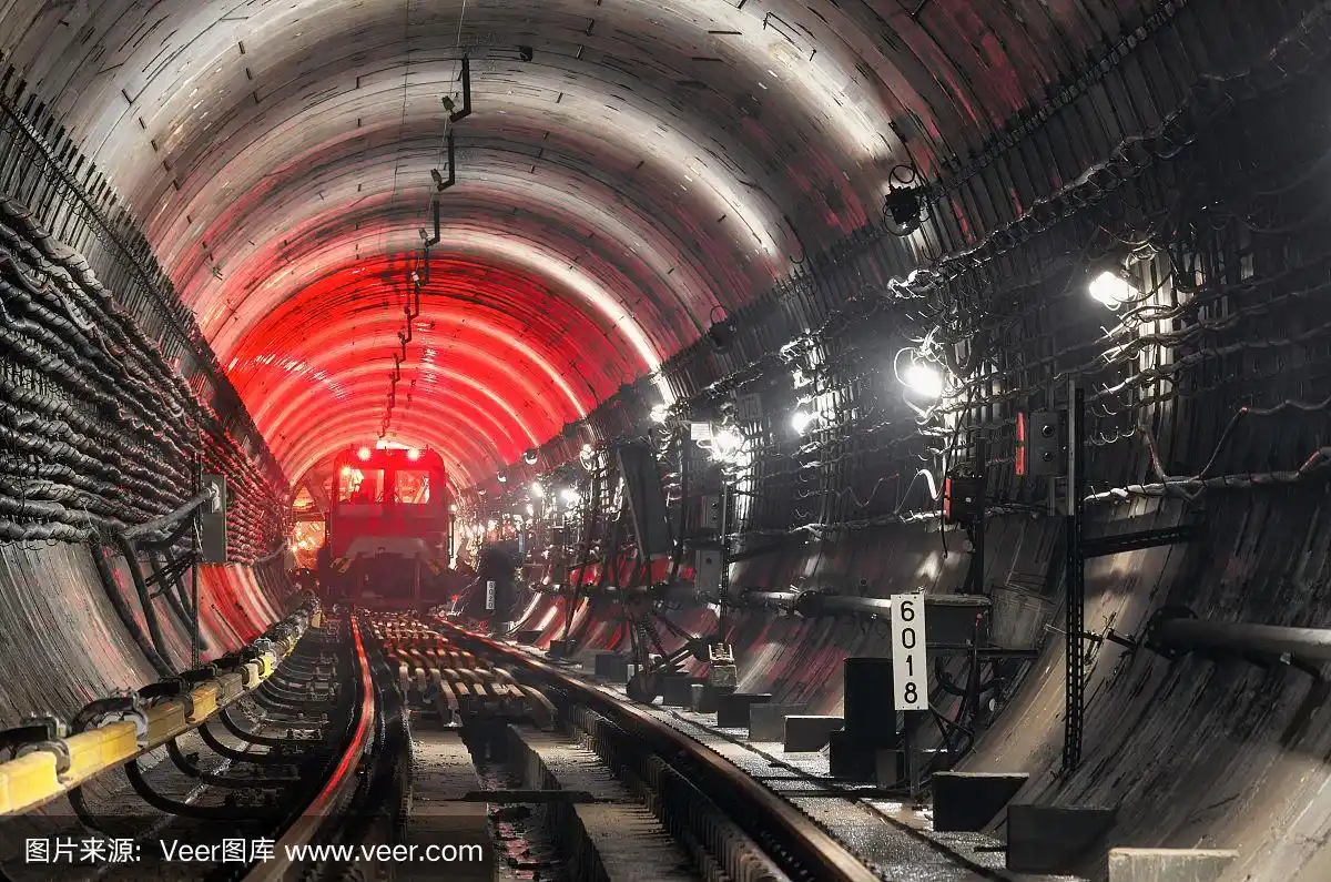 地铁隧道中的火车
