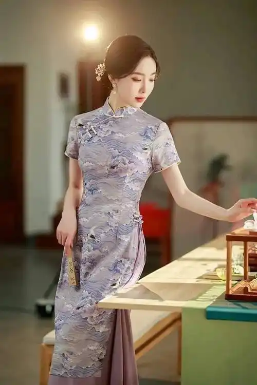 选对旗袍才能更好地展现身材独有的气质把时光的美好穿在身上