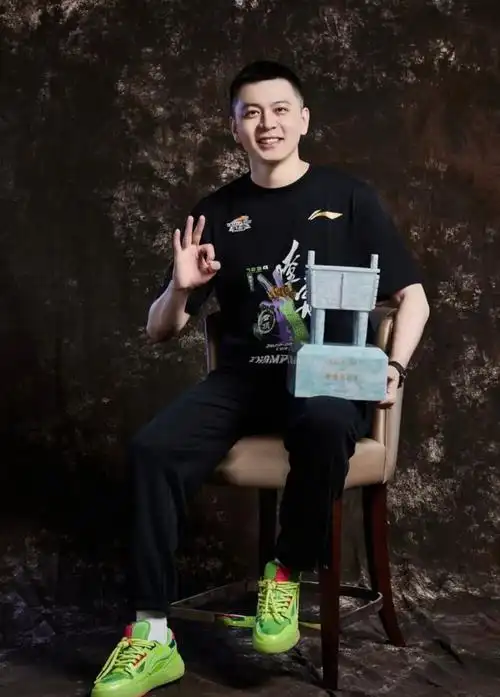 杨鸣抨击网红乱象疑似为郭艾伦出头不要起外号不能口无遮拦