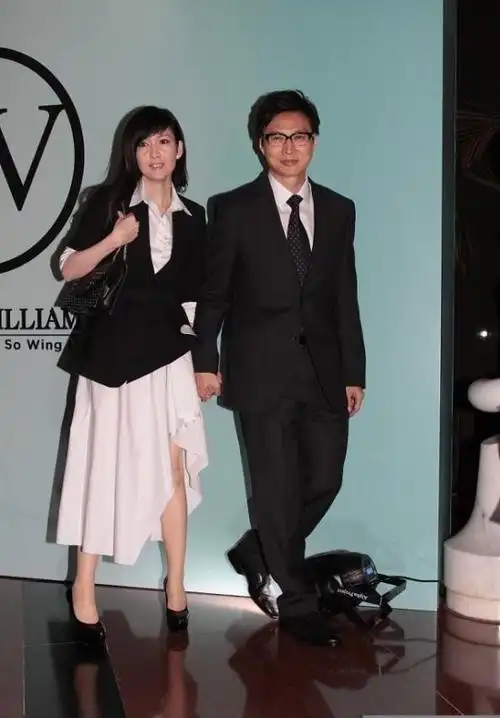 男人真挺抗老的50多岁的周慧敏老公并肩却看着有点像阿姨