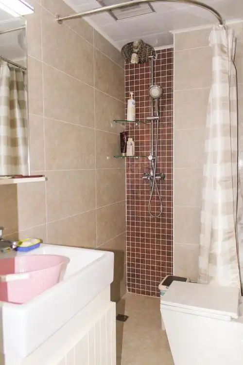 主卧卫生间采用浴帘做干湿分离,洗澡的时候拉上浴帘不仅防止水花溅