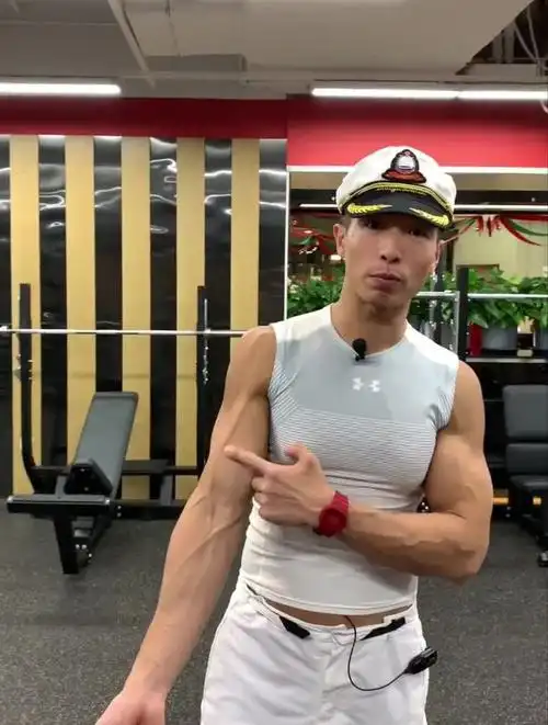 今天分享让手臂伸直也显得粗壮有型的动作-托臂弯举-度小视