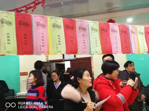 认真猜谜语的美女们