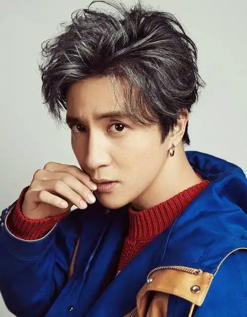 有人晒出薛之谦与美女唱k,粉丝:不,这不是薛之谦!_微博_照片_人性