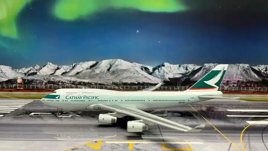 cathay pacific 国泰航空机型:boeing 747-400注册号:b-huj,b-hoy涂装