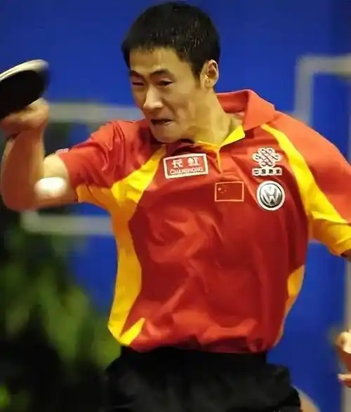 施之皓严肃的要求李楠,与侯英超分手,她必须把心思放在乒乓球上