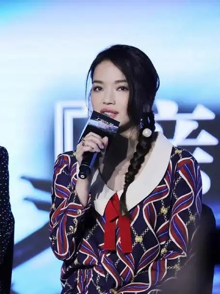 40岁章子怡换新发型太减龄,穿黑色连衣裙配麻花辫,可爱又显瘦