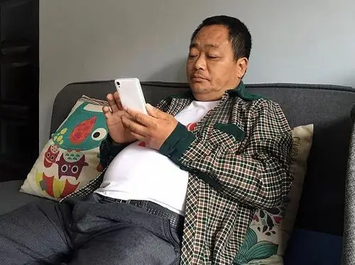 52岁老爸半年从啤酒肚练出6块腹肌,摄影师儿子曾被何炅盛赞