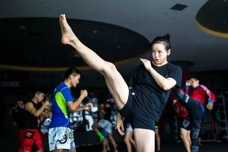 她是第一位中国女拳王,实力与颜值俱佳,看看她不为人知的心酸
