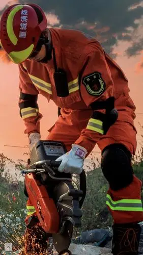 任嘉伦陈小纭主演的消防题材电视剧蓝焰突击出海报片花啦