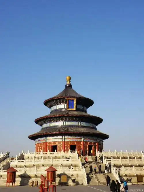 天坛,这个被誉为明清两代皇帝"祭天祈谷"的场所,不仅是中国最大的古代