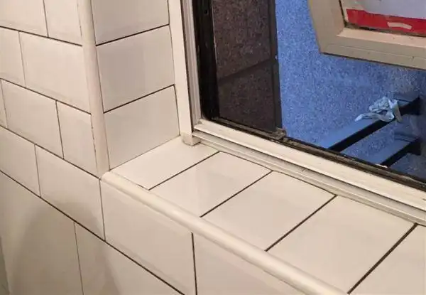 阳角收口,我们常用的处理办法有2,一个是采用倒角铺贴工艺,将瓷砖拼接