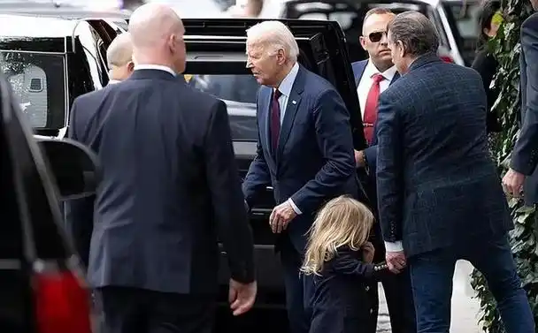 81岁拜登飞比佛利给儿子庆生,吻别3岁长发孙子,支持率创新低