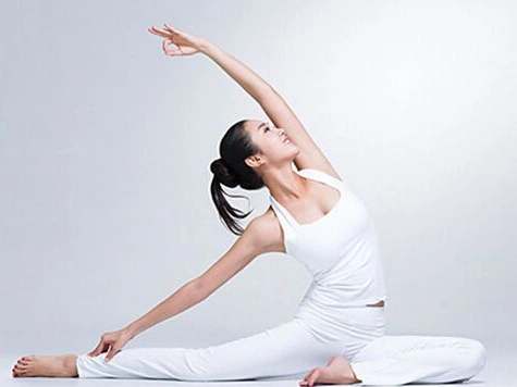 基本瑜伽术由姿态练习,呼吸与冥想三部分构成.